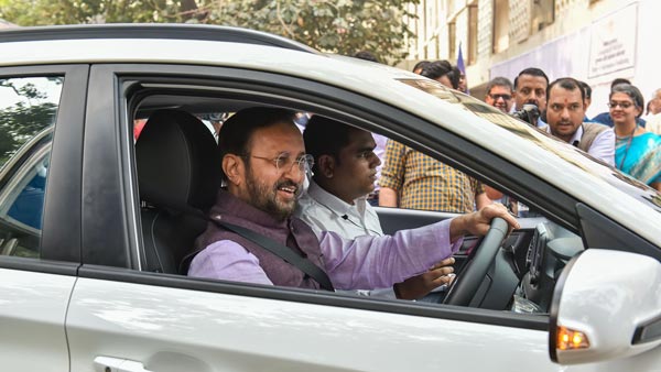 நாடாளுமன்றத்திற்கு மத்திய அமைச்சர் வந்த கார் பத்தி உங்களுக்கு தெரியுமா? நச்சுனு ஒரு காரணம் இருக்கு