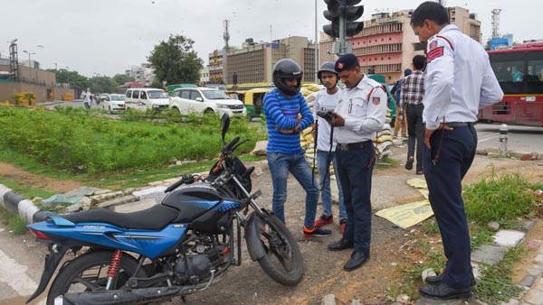போலீஸ் வாகன தணிக்கையில் நடந்த விபரீத சம்பவம்... வாழ்க்கையை முடித்து கொண்ட சென்னை இளம்பெண்...