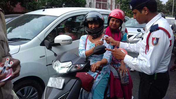 எடப்பாடியின் கையொப்பத்திற்காக நீண்ட நாளாக காத்திருக்கும் கோப்பு... இது ஒன்னு போதும் தமிழர்களை குஷிப்படுத்த..