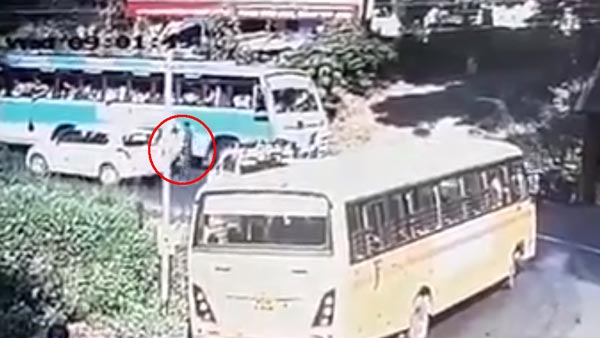 கார் வளைவில் திரும்பும்போது திறந்து கொண்ட டோர்... கீழே விழுந்த குழந்தை உயிர் தப்பிய அதிசயம்! வீடியோ