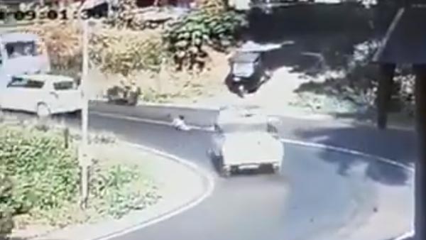 கார் வளைவில் திரும்பும்போது திறந்து கொண்ட டோர்... கீழே விழுந்த குழந்தை உயிர் தப்பிய அதிசயம்! வீடியோ