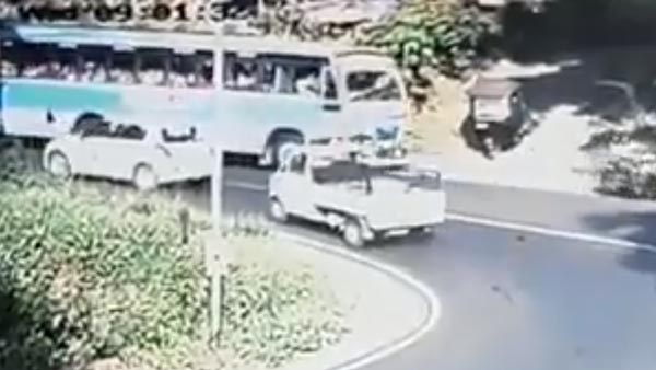 கார் வளைவில் திரும்பும்போது திறந்து கொண்ட டோர்... கீழே விழுந்த குழந்தை உயிர் தப்பிய அதிசயம்! வீடியோ