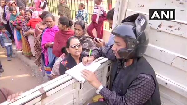 அடக்கடவுளே... ஹெல்மெட் அணிந்து கொண்டு வெங்காயம் விற்பனை செய்த ஊழியர்கள்... ஏன் தெரியுமா?