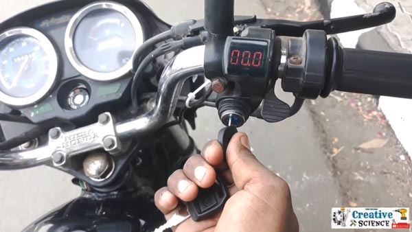 பெட்ரோல் பைக்கை ஹைப்ரிட் ஆக மாற்றிய இளைஞர்... மைலேஜ், சிறப்பம்சங்களை கேட்டு வாயை பிளக்க கூடாது!!