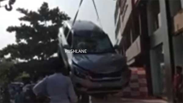 டீலர்ஷிப் கட்டிடத்தின் முதல் மாடியில் இருந்து விழுந்து நொறுங்கிய கியா செல்டோஸ்...