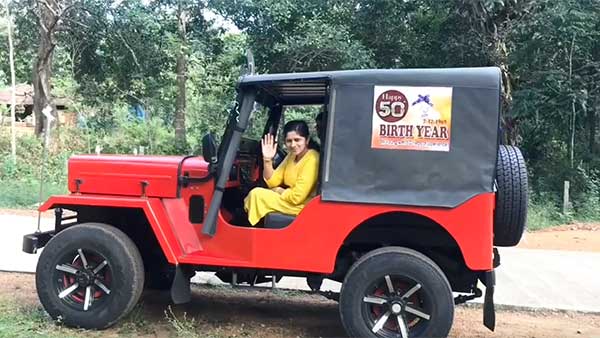 தந்தை-மகன் செயலால் திகைத்துபோன ஊர் மக்கள்... ஜீப்பிற்கு கேக் வெட்டி கொண்டாடிய வியப்பு..!