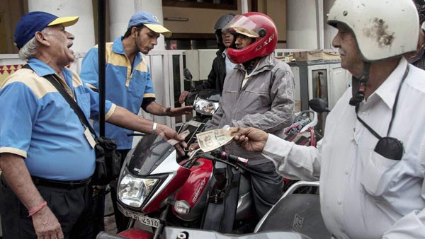 பெட்ரோல்-டீசல் வரி குறைப்பு: வாகன ஓட்டிகளுக்கு அதிர்ச்சி வைத்தியம் அளித்த நிர்மலா சீதாராமன்...