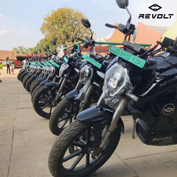 இனிதே துவங்கியது அசின் கணவரின் கனவு பயணம்... மின்சார பைக்கின் டெலிவரியால் புனே வாசிகள் மகிழ்ச்சி!