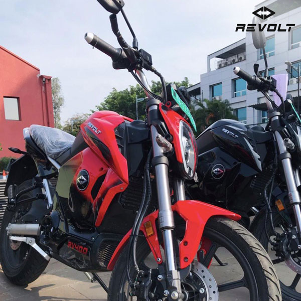 இனிதே துவங்கியது அசின் கணவரின் கனவு பயணம்... மின்சார பைக்கின் டெலிவரியால் புனே வாசிகள் மகிழ்ச்சி!