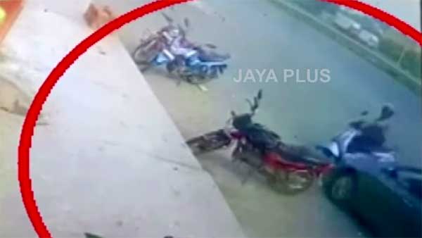 டூவீலர் மீது கார் மோதியதில் தூக்கி வீசப்பட்ட சேல்ஸ்மேன்... அந்தரத்தில் பறந்து சென்ற அதிர்ச்சி வீடியோ