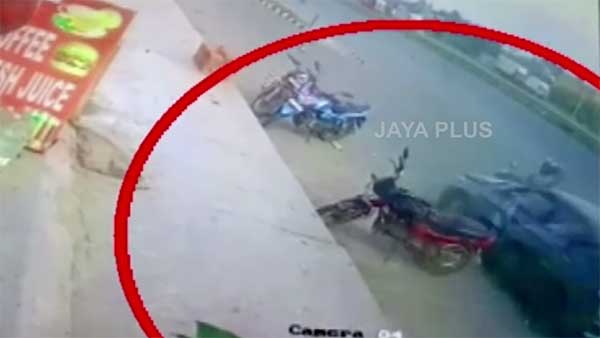 டூவீலர் மீது கார் மோதியதில் தூக்கி வீசப்பட்ட சேல்ஸ்மேன்... அந்தரத்தில் பறந்து சென்ற அதிர்ச்சி வீடியோ