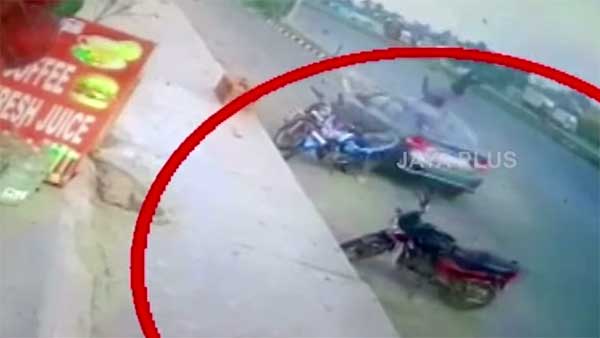 டூவீலர் மீது கார் மோதியதில் தூக்கி வீசப்பட்ட சேல்ஸ்மேன்... அந்தரத்தில் பறந்து சென்ற அதிர்ச்சி வீடியோ