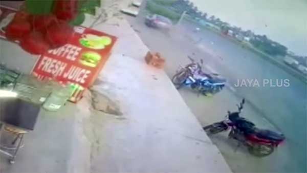 டூவீலர் மீது கார் மோதியதில் தூக்கி வீசப்பட்ட சேல்ஸ்மேன்... அந்தரத்தில் பறந்து சென்ற அதிர்ச்சி வீடியோ