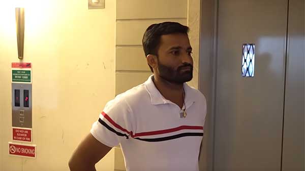 கணவனின் கண்களை துணியால் கட்டிவிட்டு அதிர்ச்சி வைத்தியம் அளித்த மனைவி... எதற்காக இப்படி செய்தார் தெரியுமா..? வீடியோ..!