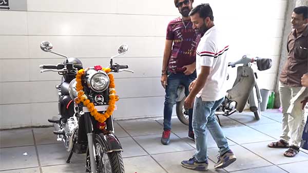 கணவனின் கண்களை துணியால் கட்டிவிட்டு அதிர்ச்சி வைத்தியம் அளித்த மனைவி... எதற்காக இப்படி செய்தார் தெரியுமா..? வீடியோ..!