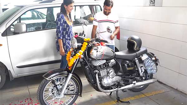 கணவனின் கண்களை துணியால் கட்டிவிட்டு அதிர்ச்சி வைத்தியம் அளித்த மனைவி... எதற்காக இப்படி செய்தார் தெரியுமா..? வீடியோ..!