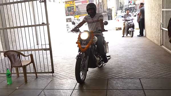 கணவனின் கண்களை துணியால் கட்டிவிட்டு அதிர்ச்சி வைத்தியம் அளித்த மனைவி... எதற்காக இப்படி செய்தார் தெரியுமா..? வீடியோ..!