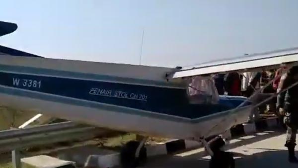 பிஸியான நெடுஞ்சாலையின் மத்தியில் அவசர அவசரமாக தரையிறங்கிய சிறிய ரக விமானம்... வீடியோ..!