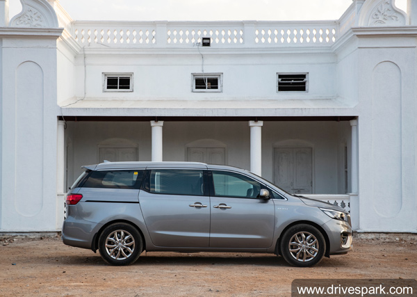 எம்பிவி மார்க்கெட்டில் கியா கார்னிவல் 'தர்பார்' ஆரம்பம்... முன்பதிவுக்கு முண்டியடிக்கும் வாடிக்கையாள