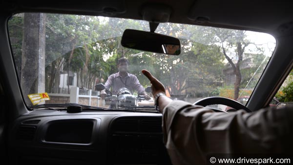 இந்திய சாலைகளில் நடக்கும் உச்சகட்ட காமெடிகள்! சிரித்து சிரித்து வயிறு புண் ஆனால் கம்பெனி பொறுப்பல்ல