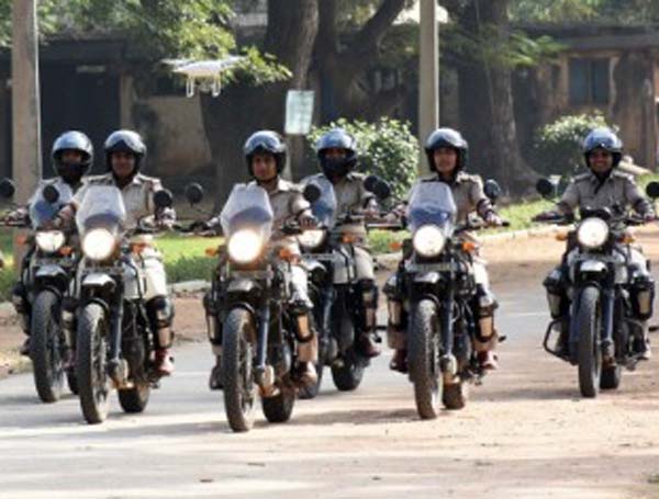 பெங்களூர் மகளிர் போலீசாருக்கு ராயல் என்பீல்டு ஹிமாலயன் பைக்குகள்... எதற்காக தெரியுமா?