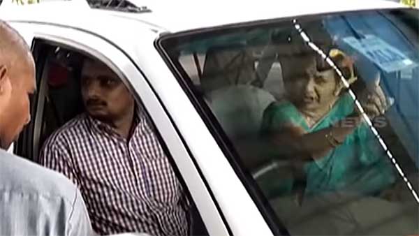 இது புதுசா இருக்கே! டிராஃபிக்கில் தப்பிக்க துப்பாக்கியை நீட்டிய பாஜக பிரமுகர்... வைரல் வீடியோ!