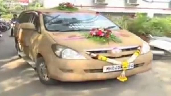 மகள் திருமண காரை மாட்டு சாணத்தால் கோட்டிங் செய்த டாக்டர்... காரணத்தை கேட்டு வாயை பிளந்த உறவினர்கள்