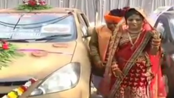 மகள் திருமண காரை மாட்டு சாணத்தால் கோட்டிங் செய்த டாக்டர்... காரணத்தை கேட்டு வாயை பிளந்த உறவினர்கள்