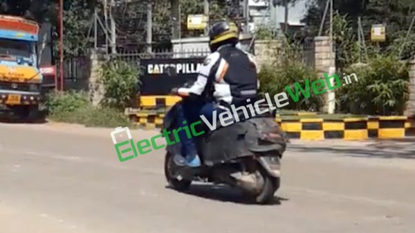 சீறிச் செல்லும் டிவிஎஸ் எலெக்ட்ரிக் ஸ்கூட்டர்... ஜெர்க் ஆன பஜாஜ் சேத்தக் !!