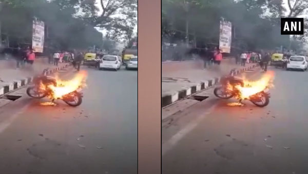 பைக் வேண்டாம் என நடுரோட்டில் தீ வைத்து கொளுத்திய இளைஞர்... காரணம் தெரிஞ்சா கோவப்படுவீங்க...