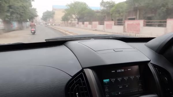 காதலனை காண இந்தியா வந்த அமெரிக்க இளம்பெண்.. காரை ஓட்ட முடியாமல் திக்குமுக்காடிய அவலம்.. என்னமா இப்படி பன்றீங்களேமா..!