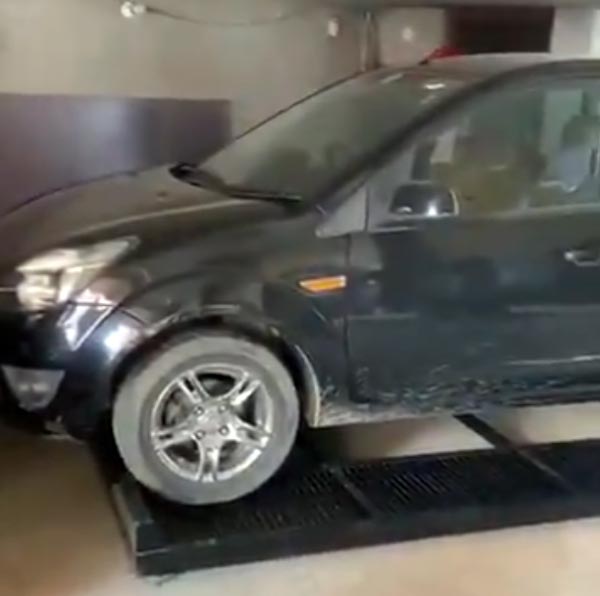 காரை ஈஸியா பார்க்கிங் செய்ய செம ஐடியா... தொழில் அதிபர்களையே வாய் பிளக்க வைத்த சாமானிய இந்தியர்