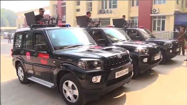நவீன ரக இயந்திர துப்பாக்கிகளுடன் தயாரான 3 ஸ்கார்பியோ கார்கள்... எதற்காக தெரியுமா...