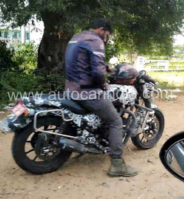 இது என்ன மாடலா இருக்கும்..? மாறுபட்ட ஸ்டைலில் முதல் முறையாக கேமிராவின் கண்களில் சிக்கிய ராயல் என்பீல்டு பைக்..!