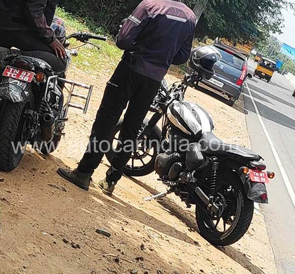 இது என்ன மாடலா இருக்கும்..? மாறுபட்ட ஸ்டைலில் முதல் முறையாக கேமிராவின் கண்களில் சிக்கிய ராயல் என்பீல்டு பைக்..!