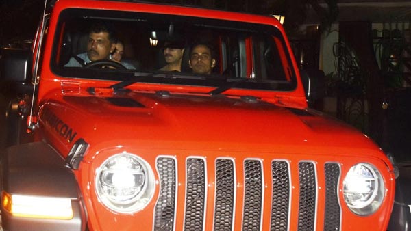 ஒரே காரில் காட்சியளித்த இரு திரை பிரபலங்கள்... அந்த ஜோடி புறாக்கள் பறந்த கார் என்ன விலை தெரியுமா...?
