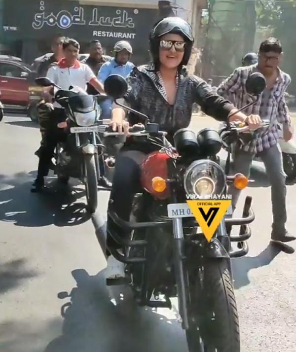பைக் ஓட்டி வந்து இளசுகளை கிறங்கடித்த பெண்... யார்னு உத்து பாத்தா பெரிய ஆச்சரியம்... வைரல் வீடியோ