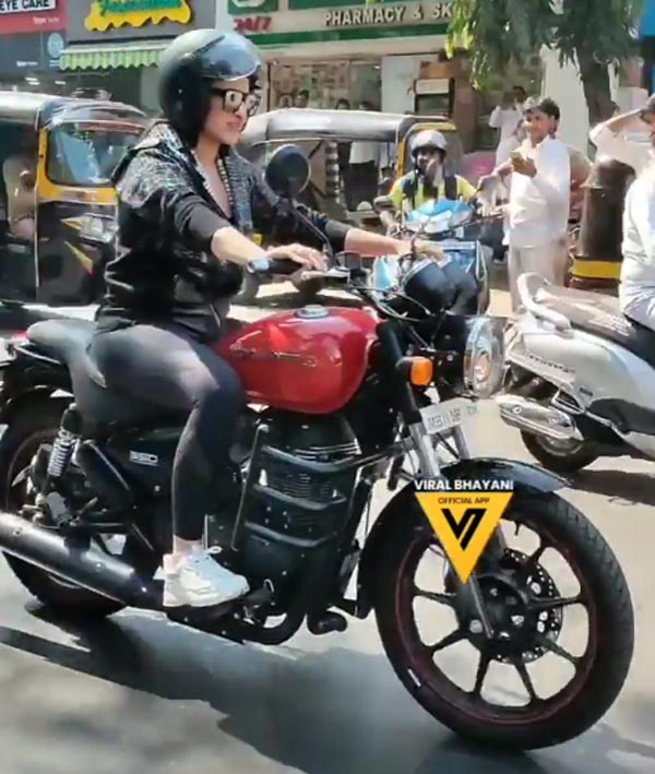 பைக் ஓட்டி வந்து இளசுகளை கிறங்கடித்த பெண்... யார்னு உத்து பாத்தா பெரிய ஆச்சரியம்... வைரல் வீடியோ
