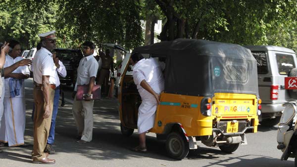உக்கர தாண்டவமாடும் கொரோனா: ஏழை மக்களின் போக்குவரத்து நண்பன் ஷேர் ஆட்டோக்களுக்கு தடை...