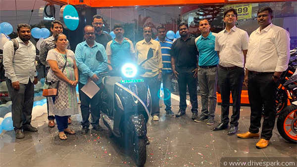 பெங்களூருவில் தொடங்கிய பஜாஜ் சேத்தக் மின்சார ஸ்கூட்டர் டெலிவரி... பதறும் ஏத்தர்..