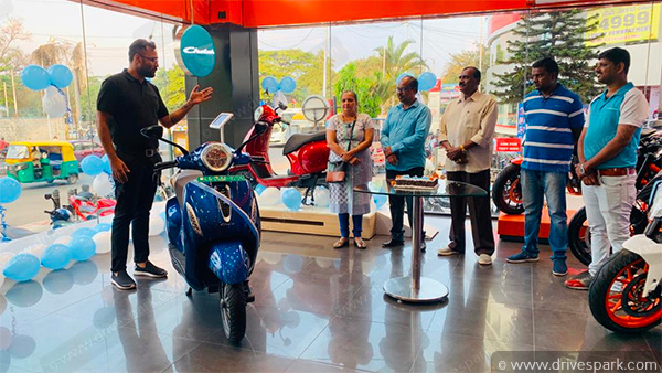 பெங்களூருவில் தொடங்கிய பஜாஜ் சேத்தக் மின்சார ஸ்கூட்டர் டெலிவரி... பதறும் ஏத்தர்..