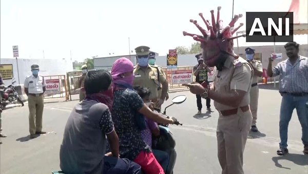 கொரோனா ஹெல்மெட்டிற்கு காரணம் இதுதான்... தமிழ்நாடு போலீஸ் எப்பவுமே வேற லெவல்... தூள் கௌப்புங்க சார்