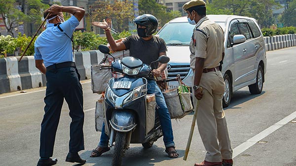 கொரோனாவிற்கு எதிராக களத்தில் இறங்கிய பெட்ரோல் பங்க் ஊழியர்கள்... வாவ் செம்ம மூவ்..!
