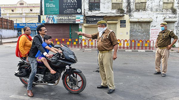 கொரோனாவிற்கு எதிராக களத்தில் இறங்கிய பெட்ரோல் பங்க் ஊழியர்கள்... வாவ் செம்ம மூவ்..!