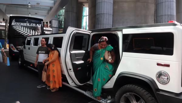 கனவில்கூட நினைத்து பார்க்க முடியாத ஹம்மர் லிமோசைன் காரில் பயணித்த இந்தியர்கள்... எப்படி தெரியுமா..?