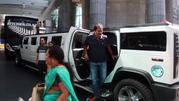 கனவில்கூட நினைத்து பார்க்க முடியாத ஹம்மர் லிமோசைன் காரில் பயணித்த இந்தியர்கள்... எப்படி தெரியுமா..?