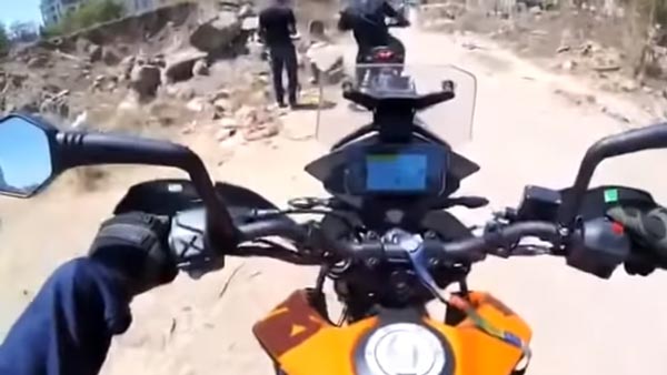 நேருக்கு நேராக மோதிய இரு விலையுயர்ந்த பைக்குகள்... சாகசம் செய்தபோது நிகழ்ந்த விபரீதம்.. ஷாக் வீடியோ!