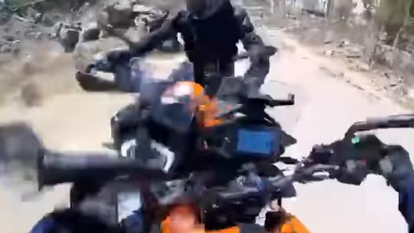 நேருக்கு நேராக மோதிய இரு விலையுயர்ந்த பைக்குகள்... சாகசம் செய்தபோது நிகழ்ந்த விபரீதம்.. ஷாக் வீடியோ!