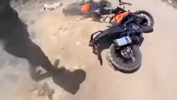 நேருக்கு நேராக மோதிய இரு விலையுயர்ந்த பைக்குகள்... சாகசம் செய்தபோது நிகழ்ந்த விபரீதம்.. ஷாக் வீடியோ!
