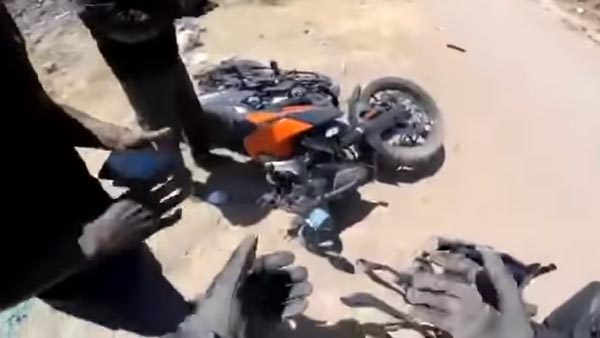 நேருக்கு நேராக மோதிய இரு விலையுயர்ந்த பைக்குகள்... சாகசம் செய்தபோது நிகழ்ந்த விபரீதம்.. ஷாக் வீடியோ!